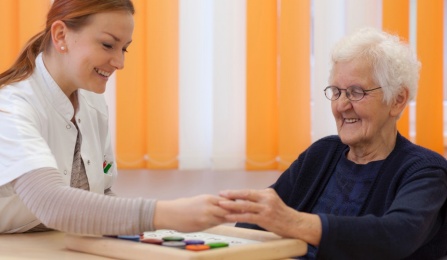 Pazienti e caregiver di demenza preferiscono migliore cura e supporto, invece di più ricerca