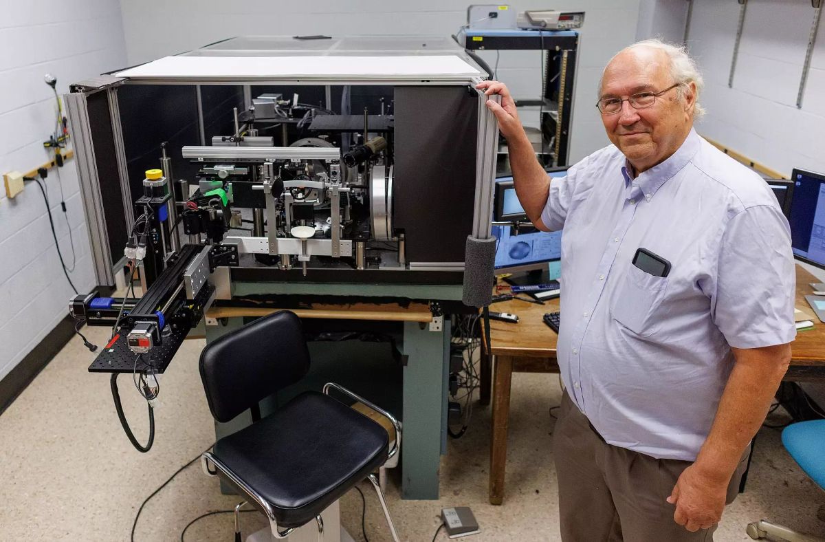 Stephen Burns with a high precision ophthalmoscope at Indiana University