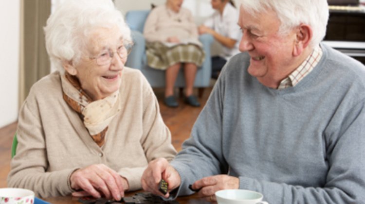 Cura della demenza migliora con solo un'ora di interazione sociale alla settimana