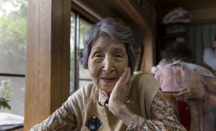 Giappone punta a 10mila dottori e 12 milioni di assistenti per la demenza entro il 2020