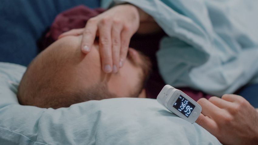 man using oximeter for oxygen saturation measurement